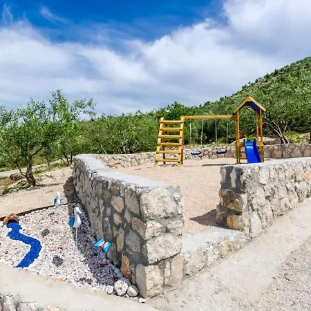 M - By Guide فيلة دوبروفينك