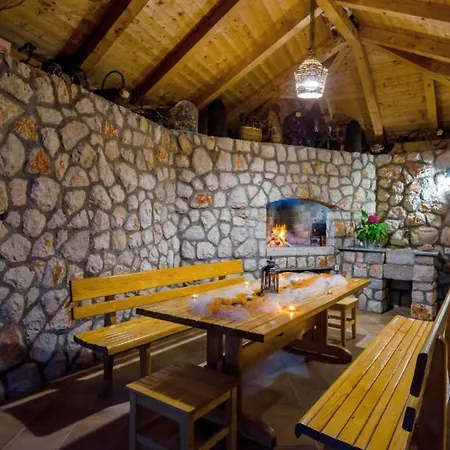 M - By Guide فيلة